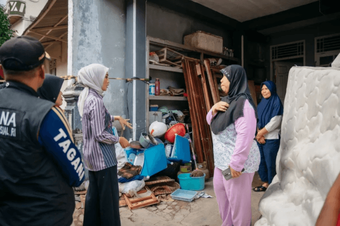 Wakil Gubernur Lampung Jihan Nurlela saat berkunjung ke rumah warga terdampak bencana banjir (Foto. Antara)