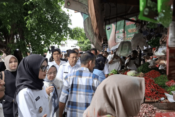 Wakil Gubernur Lampung Jihan Nurlela saat memantau ketersediaan pangan di pasar tradisional (Foto. Antara)